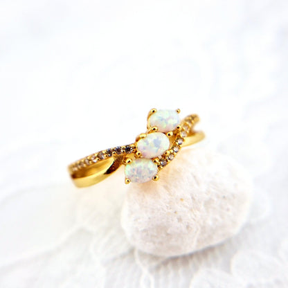 Weiss Opal Ring, Opal Ring, Ring, White Opal Ring, Opal Ring, golden Ring, three stone ring, gold Ring, Fingerring, Damenring, GOldener Ring, Ring mit Edelstein, Ring mit weissen Steinchen, white tone ring, ring with white stones, Gemstone Ring, Edelstein Ring Opal , bague opale