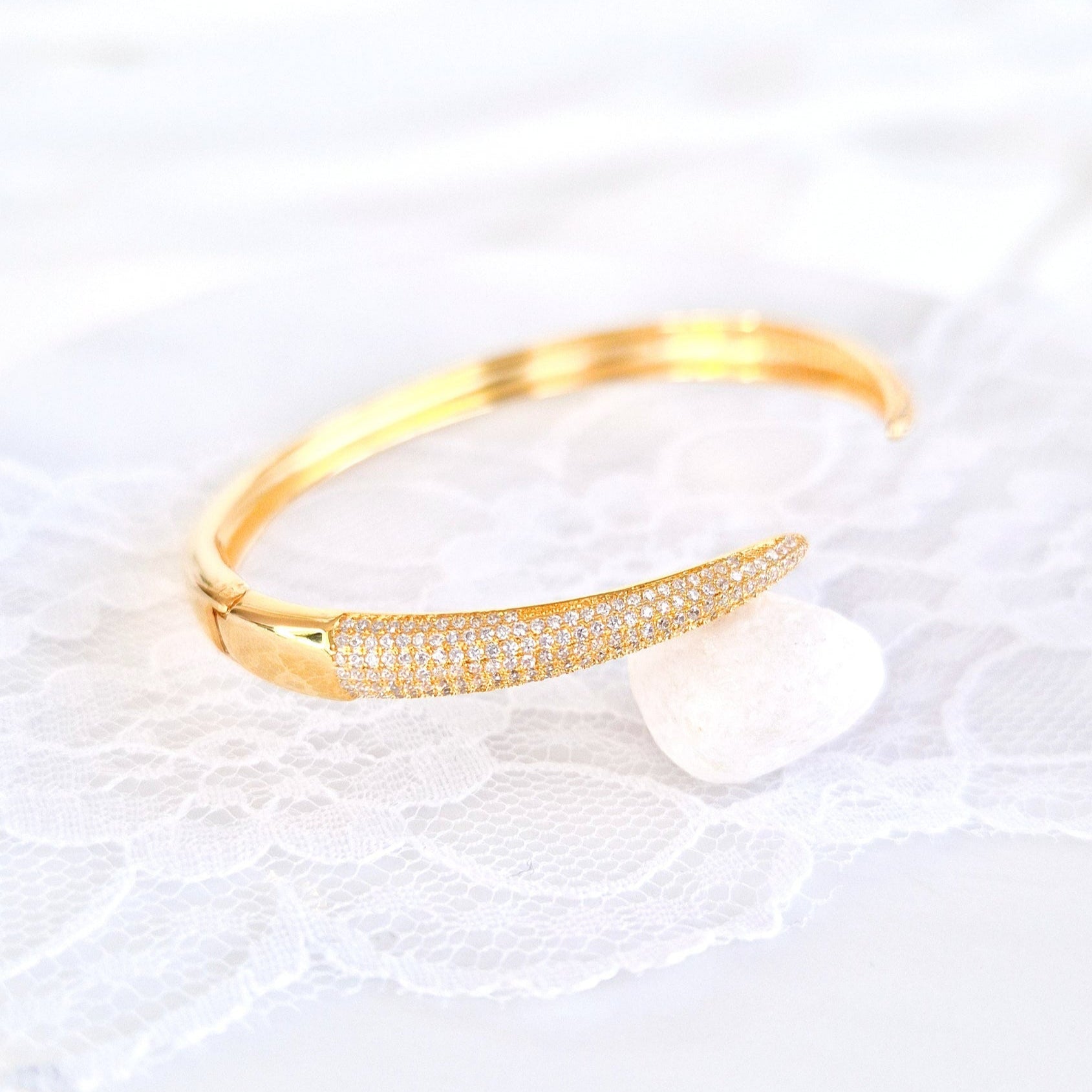 Pave Armreif, Pave bangel, bracelet pave, bracciale pave, gold bangle, claw bangle, gold armreif, goldener armreif, Krallen Armreif, bracelet dore, bracciale dorato, elegant bangle, eleganter armreif, Armreif, Bangle, bracelet, bracciale, bracelet