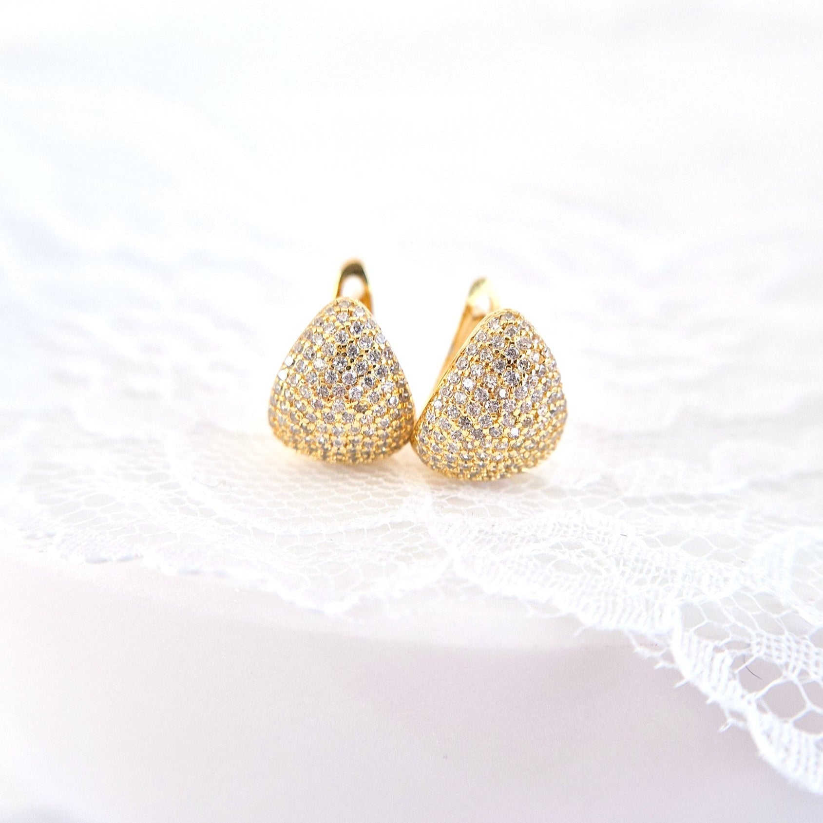 Pavé Schmuckset, Pave jewelry Set, Parure de bijoux pavée, Set di gioielli pavé, Gold Schmuckset, goldenes Schmuckset, Minimalistisches Schmuckset mit Pavé Fassung, golden jewelry sest, gold jewelry set, Pavé earrings, Pave Ohrringe, Pave necklace, Pave Halskette, Pave ring