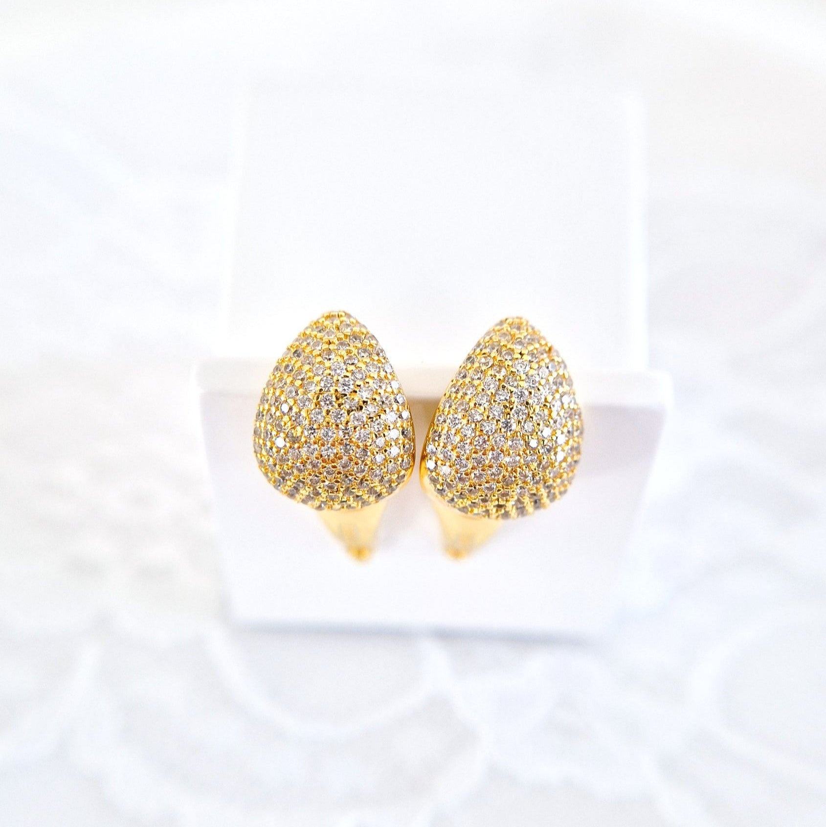 Pavé Ohrringe, Pavé earrings, Boucles doreilles pavé, Orecchini pavé, Gold Ohrringe, goldene Ohrringe, Goldene Creolen, Ohrringe, Creolen, golden Earrings, gold earrings, boucles doreed plaque dor, boucles doreilles, orecchini, huggie hoop earrings, hoop earrings, earrings, orecchini dorata