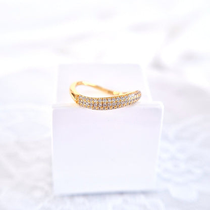 Pavé Ring, Bague Pavé, Anello Pavé, Goldener Ring, Golden ring, bague plaque or, anello dorata, minimalistischer RIng, minimalist ring, Ring, Bague, Anello, Wave Ring, Wellenring, Ring Welle, Ring mit Zircon Steinchen, Ring mit CZ Diamanten, CZ Diamond ring