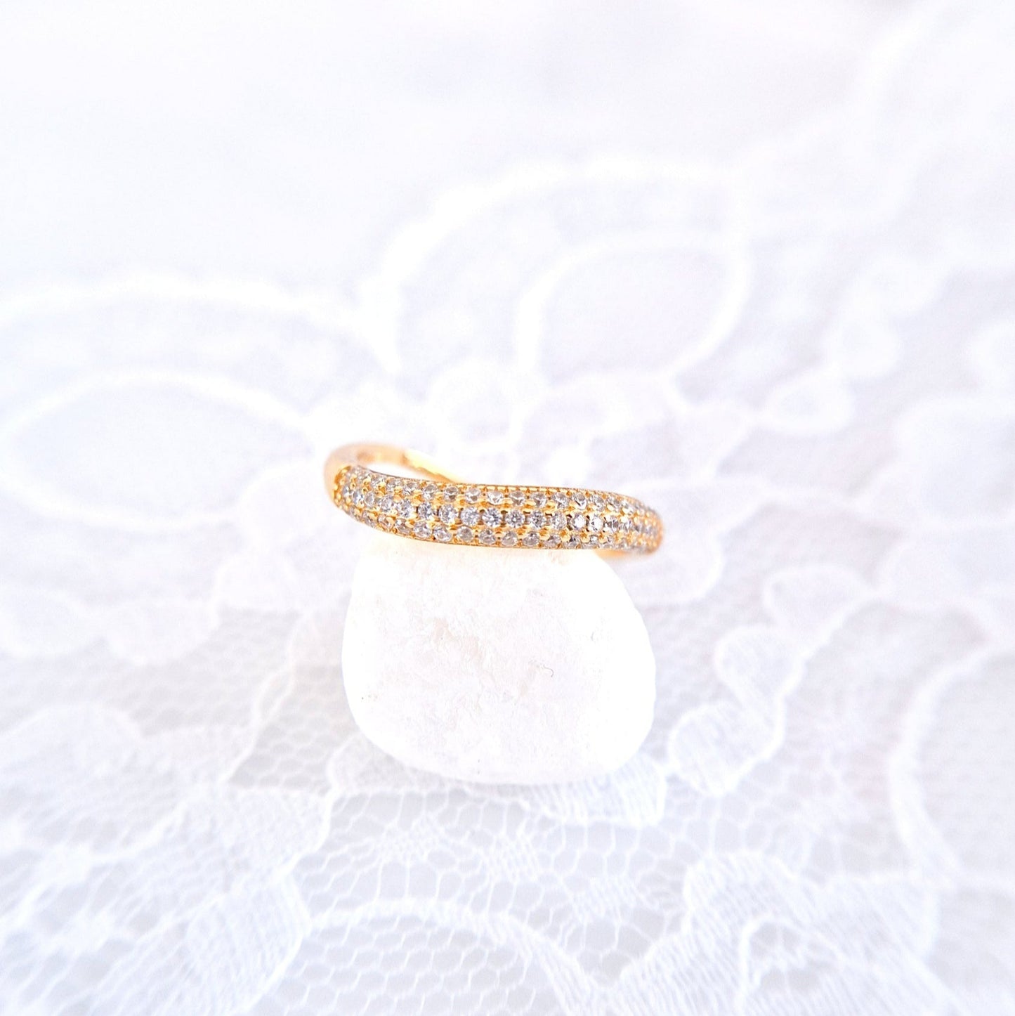 Pavé Ring, Bague Pavé, Anello Pavé, Goldener Ring, Golden ring, bague plaque or, anello dorata, minimalistischer RIng, minimalist ring, Ring, Bague, Anello, Wave Ring, Wellenring, Ring Welle, Ring mit Zircon Steinchen, Ring mit CZ Diamanten, CZ Diamond ring