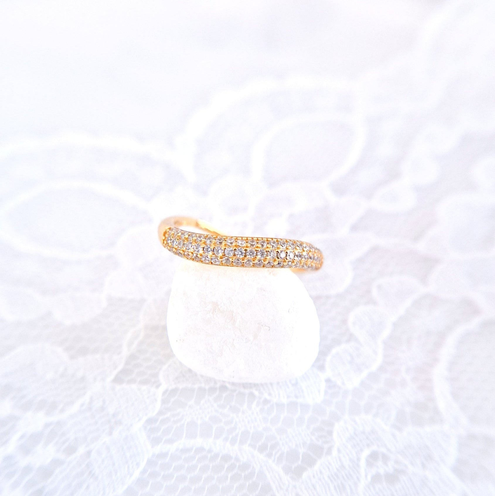 Pavé Ring, Bague Pavé, Anello Pavé, Goldener Ring, Golden ring, bague plaque or, anello dorata, minimalistischer RIng, minimalist ring, Ring, Bague, Anello, Wave Ring, Wellenring, Ring Welle, Ring mit Zircon Steinchen, Ring mit CZ Diamanten, CZ Diamond ring
