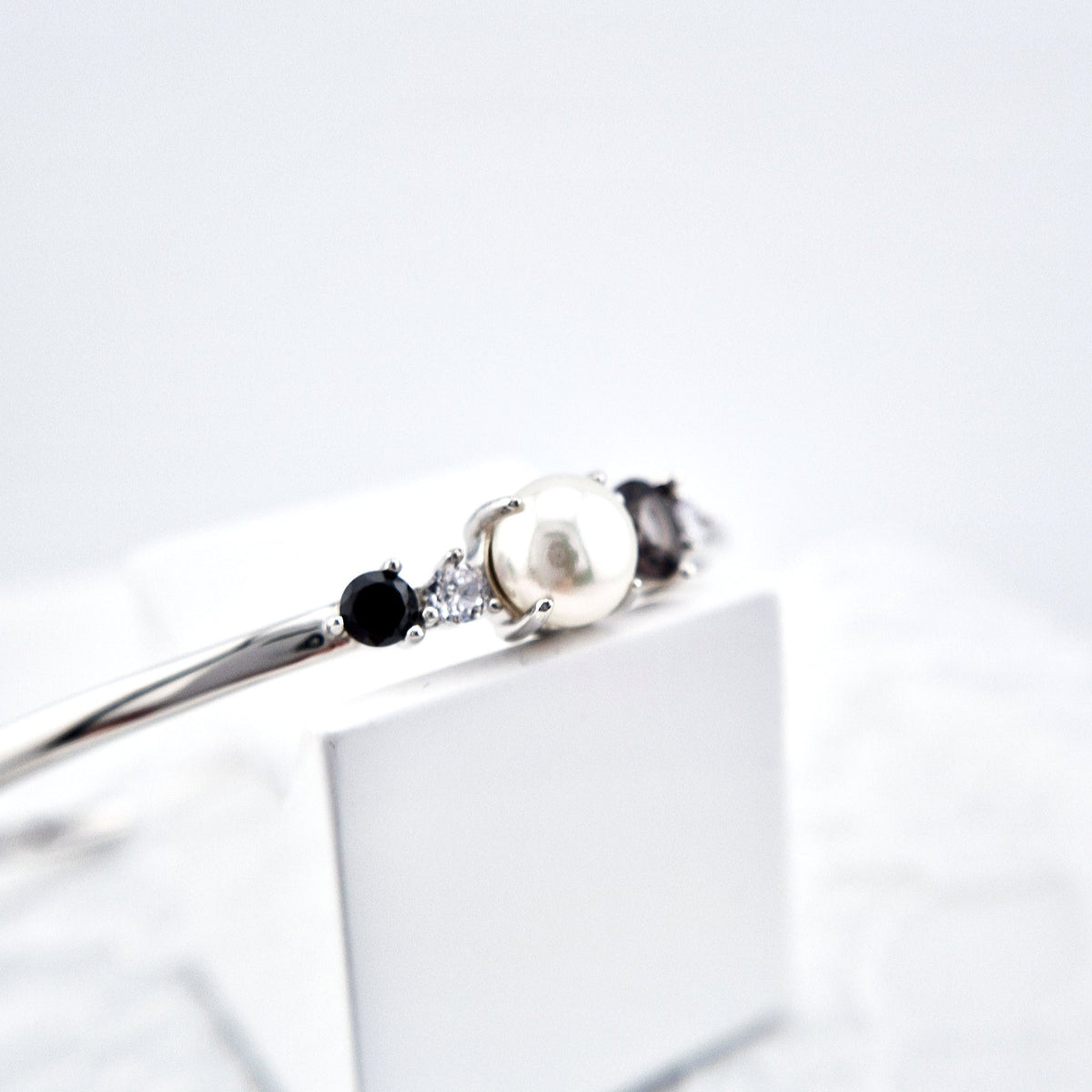 Pearl bangle, pearl bracelet, Perlen Armreif, Silber Armreif, Schmuck Schweiz, Grey pearl bracelet, black pearl bracelet, white pearl bracelet, elegant jewelry shop, swiss jewelry shop, Edelstein Schmuck Schweiz, Silver Bangle, Silver bracelet, Armreif, Bangle
