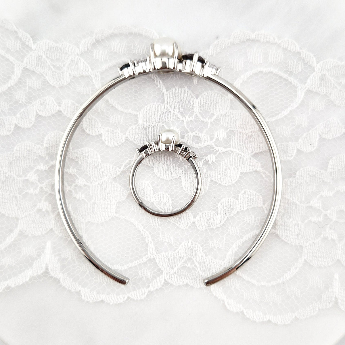 Pearl bangle, pearl bracelet, Perlen Armreif, Silber Armreif, Schmuck Schweiz, Grey pearl bracelet, black pearl bracelet, white pearl bracelet, elegant jewelry shop, swiss jewelry shop, Edelstein Schmuck Schweiz, Silver Bangle, Silver bracelet, Armreif, Bangle, Silber Ring