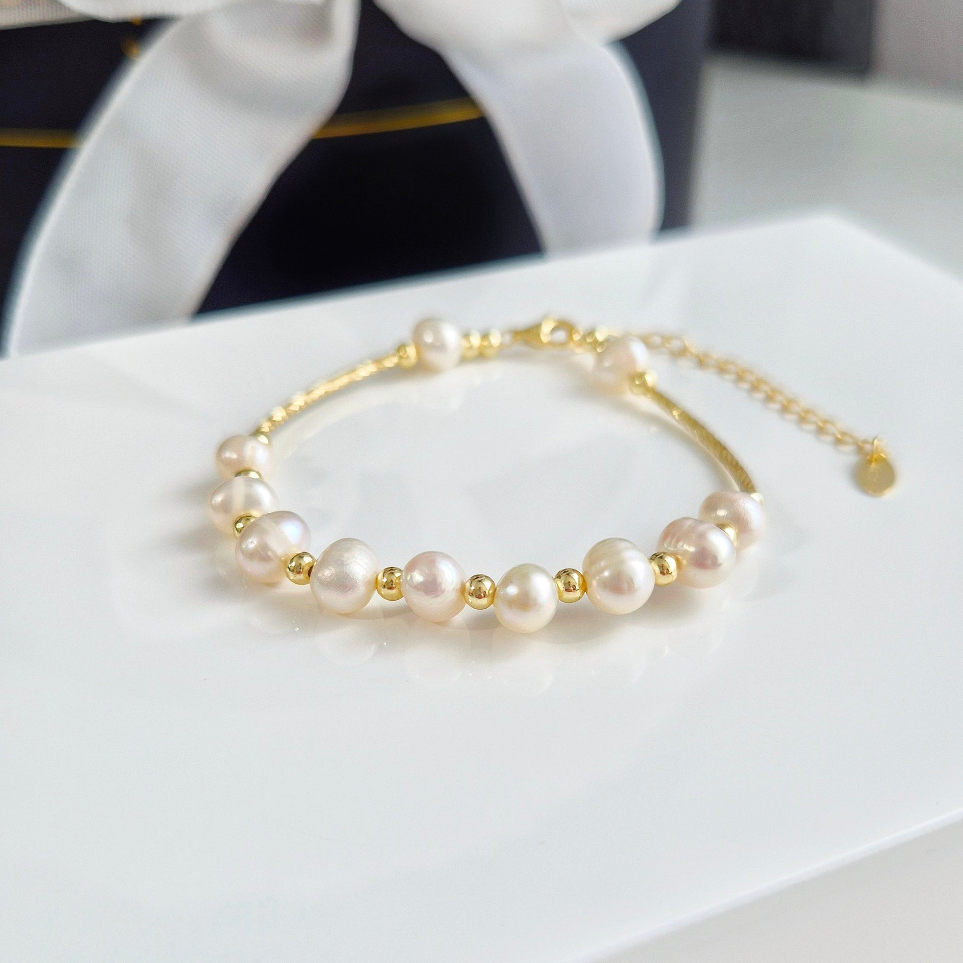 Perlen Armband, Pearl Bracelet gold, gold plated sterling silver bracelet, elegant jewelry bracelet for her, woman jewelry gift idea, bracelet en perles, bracciale con perle, Perlen Schmuck, gold Armband, Armschmuck, Perlenarmband, Perlenschmuck, goldenes Armband, geschenk für mama, muttertags geschenk, pearl jewelry, gioielli, bijou, jewellery, Schmuck