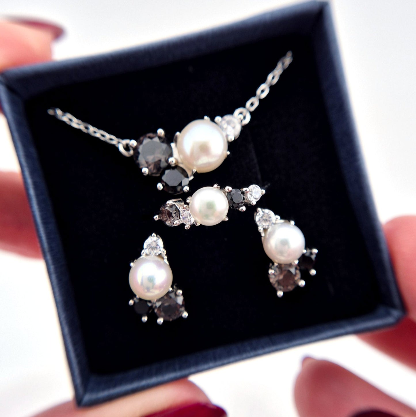 Perlen Kette, Pearl Necklace, Perlenkette Damen, Süsswasserperlen Halskette, silver necklace with pearl pendant, black and white pearl necklace, Silber Halskette, Halskette mit Anhänger, Halskette, Perlenhalskette, Perlen Halskette, Damenkette, SIlberkette, Necklace, collier, collana, Schmuck, Jewelry, Jewellery, bijou, bijoux, gioielli, Schmuck Schweiz, Silberschmuck, Perlen Schmuckset, Perlen Ohrstecker, Perlen Ring