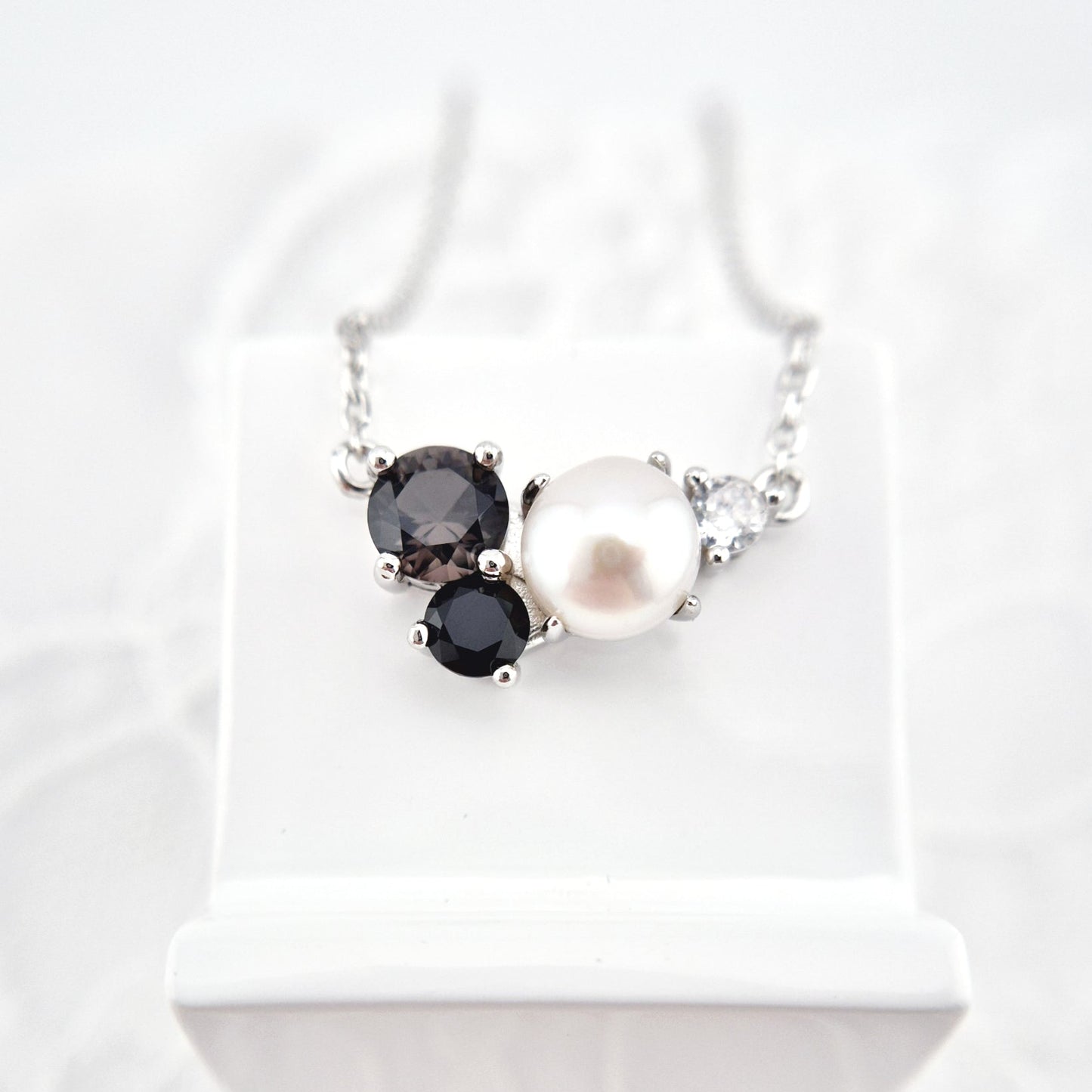 Perlen Kette, Pearl Necklace, Perlenkette Damen, Süsswasserperlen Halskette, silver necklace with pearl pendant, black and white pearl necklace, Silber Halskette, Halskette mit Anhänger, Halskette, Perlenhalskette, Perlen Halskette, Damenkette, SIlberkette, Necklace, collier, collana, Schmuck, Jewelry, Jewellery, bijou, bijoux, gioielli, Schmuck Schweiz, Silberschmuck