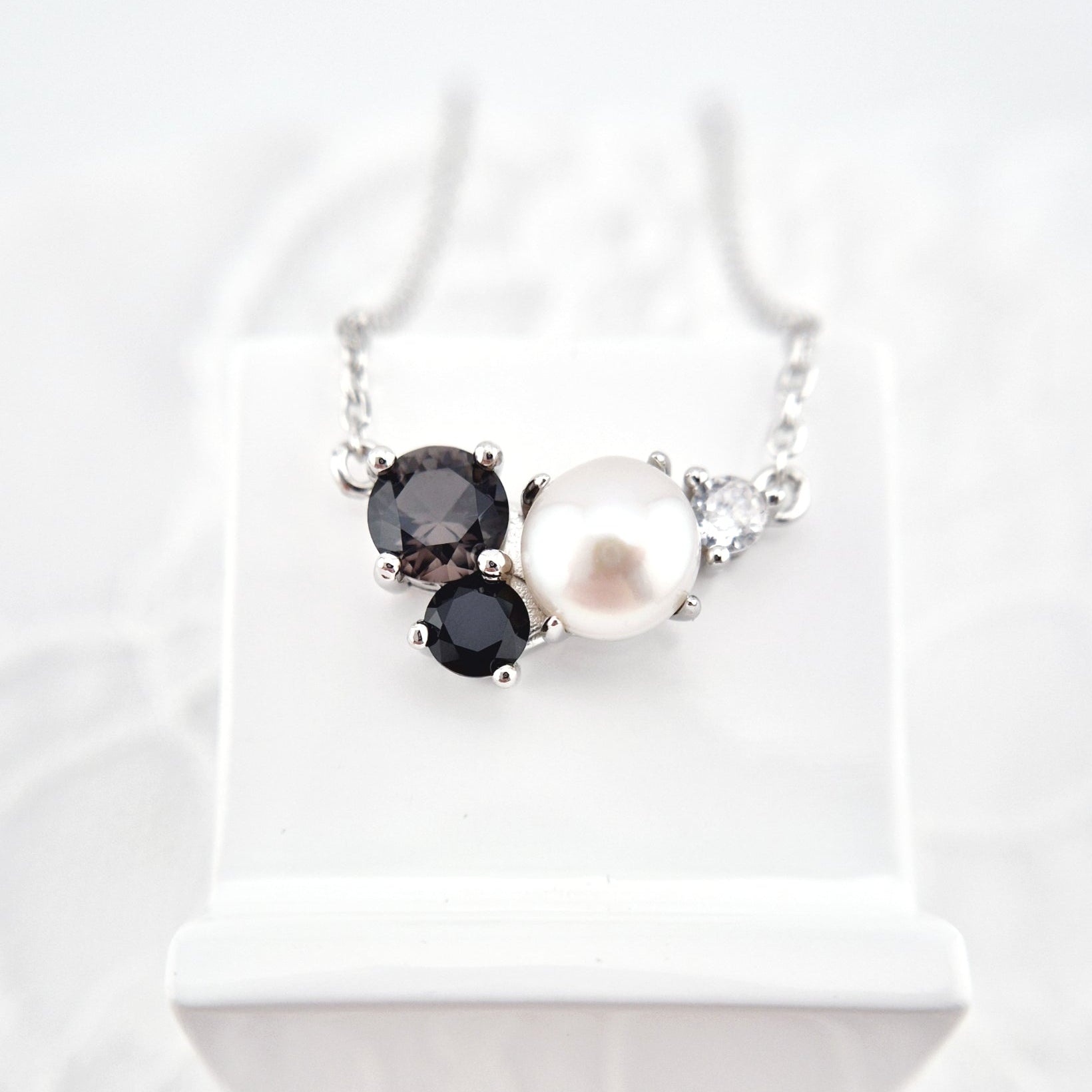 Perlen Kette, Pearl Necklace, Perlenkette Damen, Süsswasserperlen Halskette, silver necklace with pearl pendant, black and white pearl necklace, Silber Halskette, Halskette mit Anhänger, Halskette, Perlenhalskette, Perlen Halskette, Damenkette, SIlberkette, Necklace, collier, collana, Schmuck, Jewelry, Jewellery, bijou, bijoux, gioielli, Schmuck Schweiz, Silberschmuck