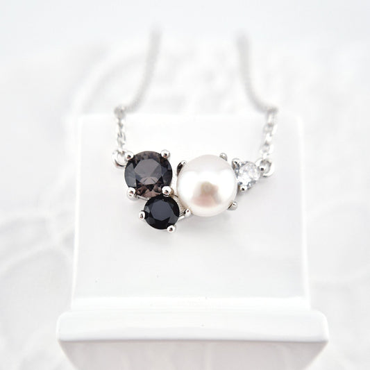 Perlen Kette, Pearl Necklace, Perlenkette Damen, Süsswasserperlen Halskette, silver necklace with pearl pendant, black and white pearl necklace, Silber Halskette, Halskette mit Anhänger, Halskette, Perlenhalskette, Perlen Halskette, Damenkette, SIlberkette, Necklace, collier, collana, Schmuck, Jewelry, Jewellery, bijou, bijoux, gioielli, Schmuck Schweiz, Silberschmuck