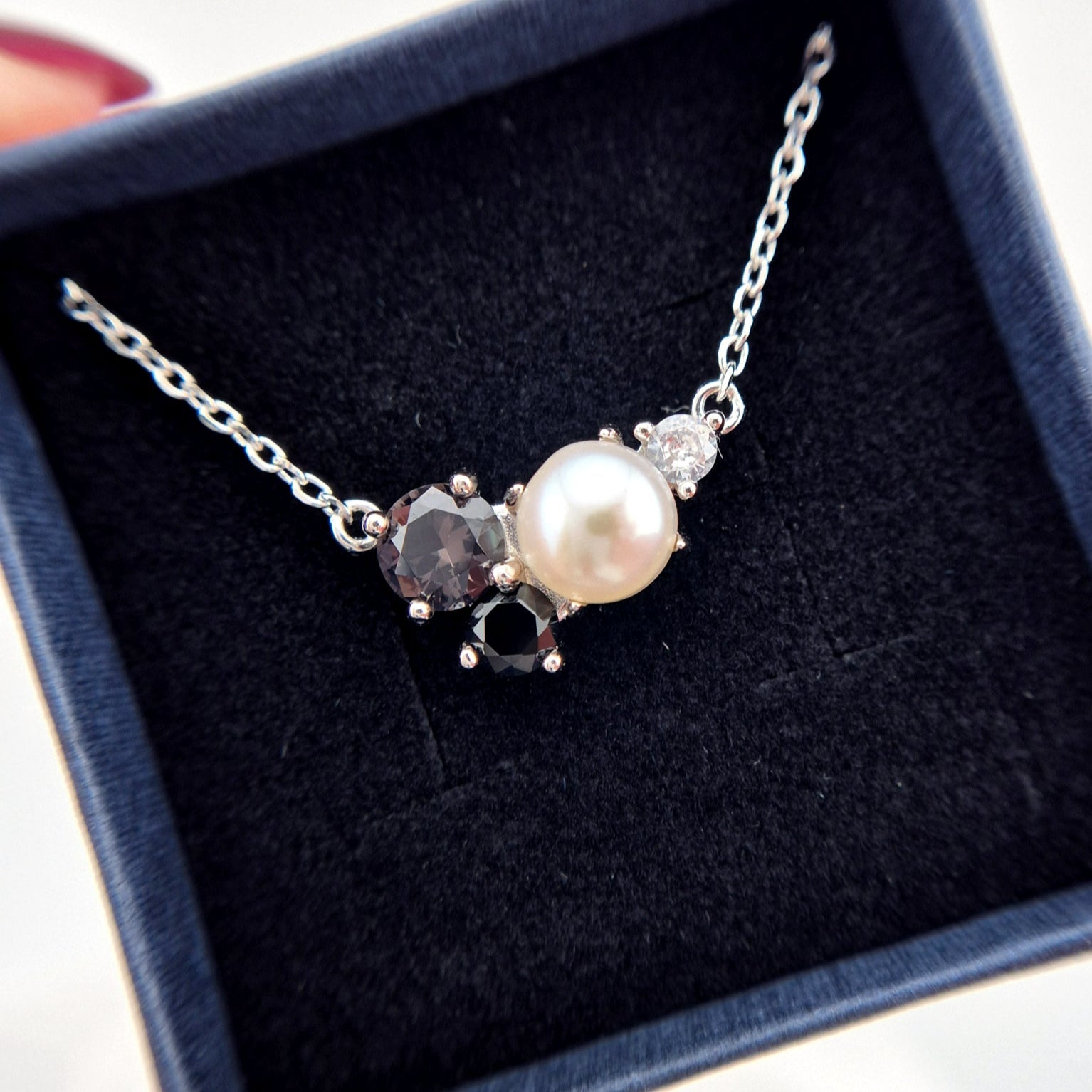 Perlen Kette, Pearl Necklace, Perlenkette Damen, Süsswasserperlen Halskette, silver necklace with pearl pendant, black and white pearl necklace, Silber Halskette, Halskette mit Anhänger, Halskette, Perlenhalskette, Perlen Halskette, Damenkette, SIlberkette, Necklace, collier, collana, Schmuck, Jewelry, Jewellery, bijou, bijoux, gioielli, Schmuck Schweiz, Silberschmuck