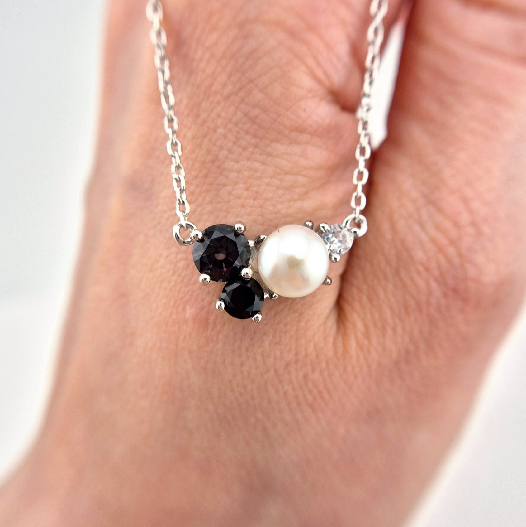 Perlen Kette, Pearl Necklace, Perlenkette Damen, Süsswasserperlen Halskette, silver necklace with pearl pendant, black and white pearl necklace, Silber Halskette, Halskette mit Anhänger, Halskette, Perlenhalskette, Perlen Halskette, Damenkette, SIlberkette, Necklace, collier, collana, Schmuck, Jewelry, Jewellery, bijou, bijoux, gioielli, Schmuck Schweiz, Silberschmuck