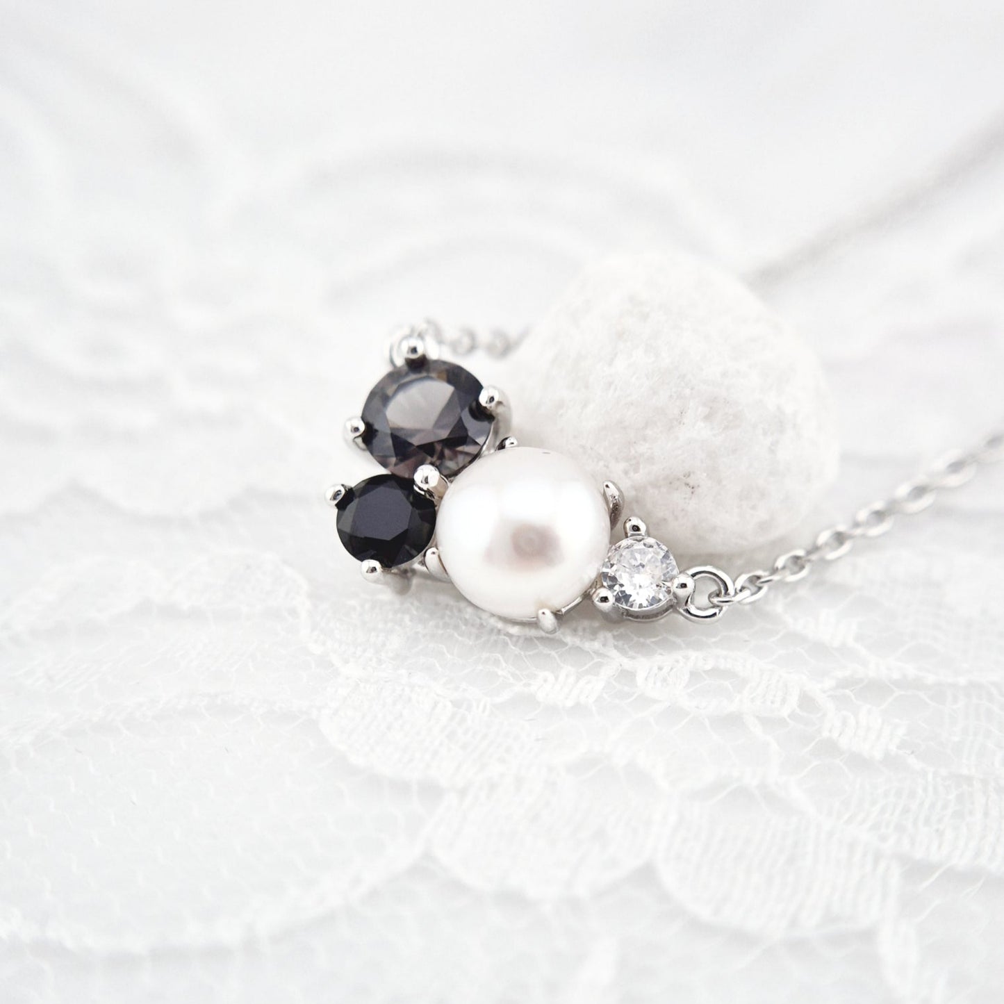 Perlen Kette, Pearl Necklace, Perlenkette Damen, Süsswasserperlen Halskette, silver necklace with pearl pendant, black and white pearl necklace, Silber Halskette, Halskette mit Anhänger, Halskette, Perlenhalskette, Perlen Halskette, Damenkette, SIlberkette, Necklace, collier, collana, Schmuck, Jewelry, Jewellery, bijou, bijoux, gioielli, Schmuck Schweiz, Silberschmuck