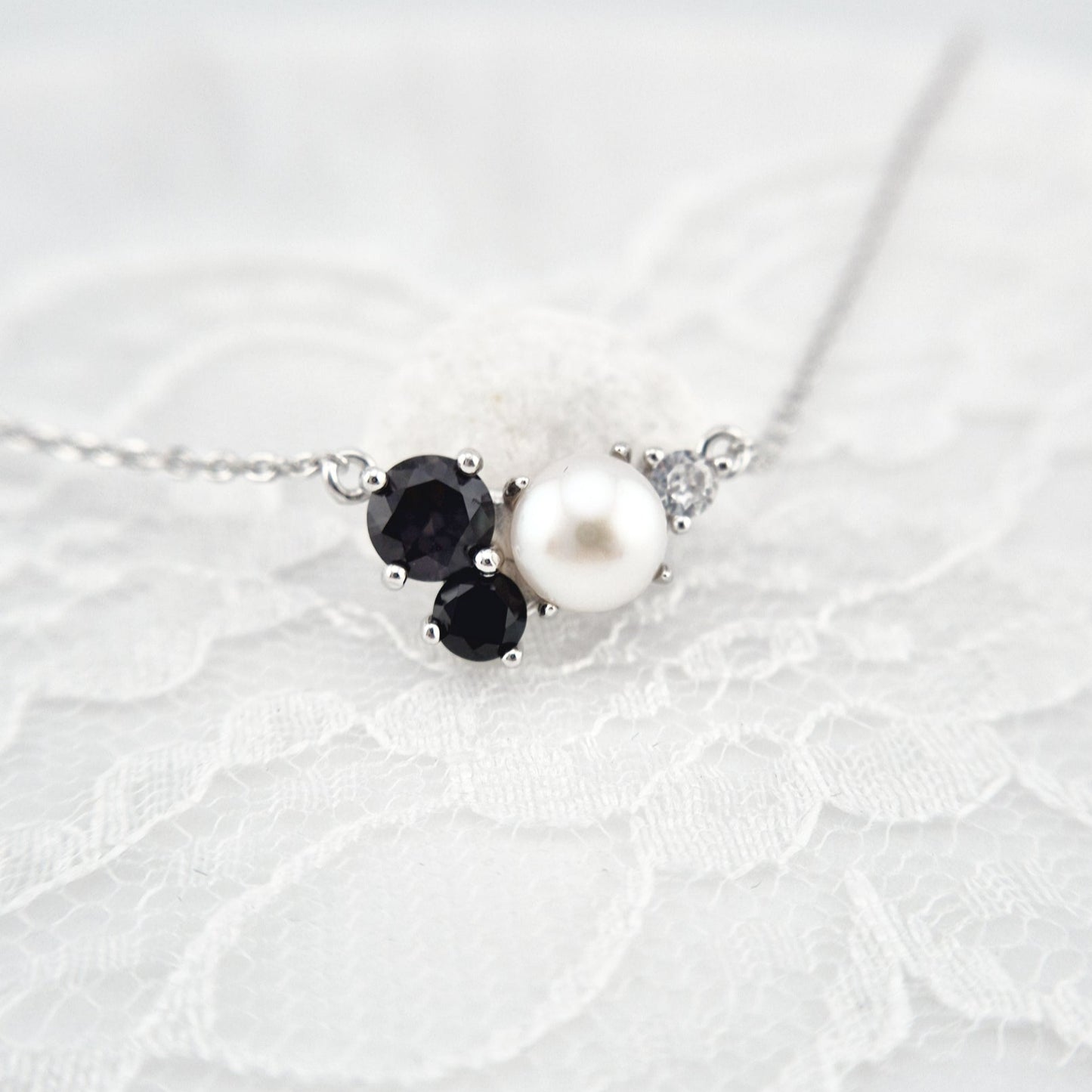 Perlen Kette, Pearl Necklace, Perlenkette Damen, Süsswasserperlen Halskette, silver necklace with pearl pendant, black and white pearl necklace, Silber Halskette, Halskette mit Anhänger, Halskette, Perlenhalskette, Perlen Halskette, Damenkette, SIlberkette, Necklace, collier, collana, Schmuck, Jewelry, Jewellery, bijou, bijoux, gioielli, Schmuck Schweiz, Silberschmuck