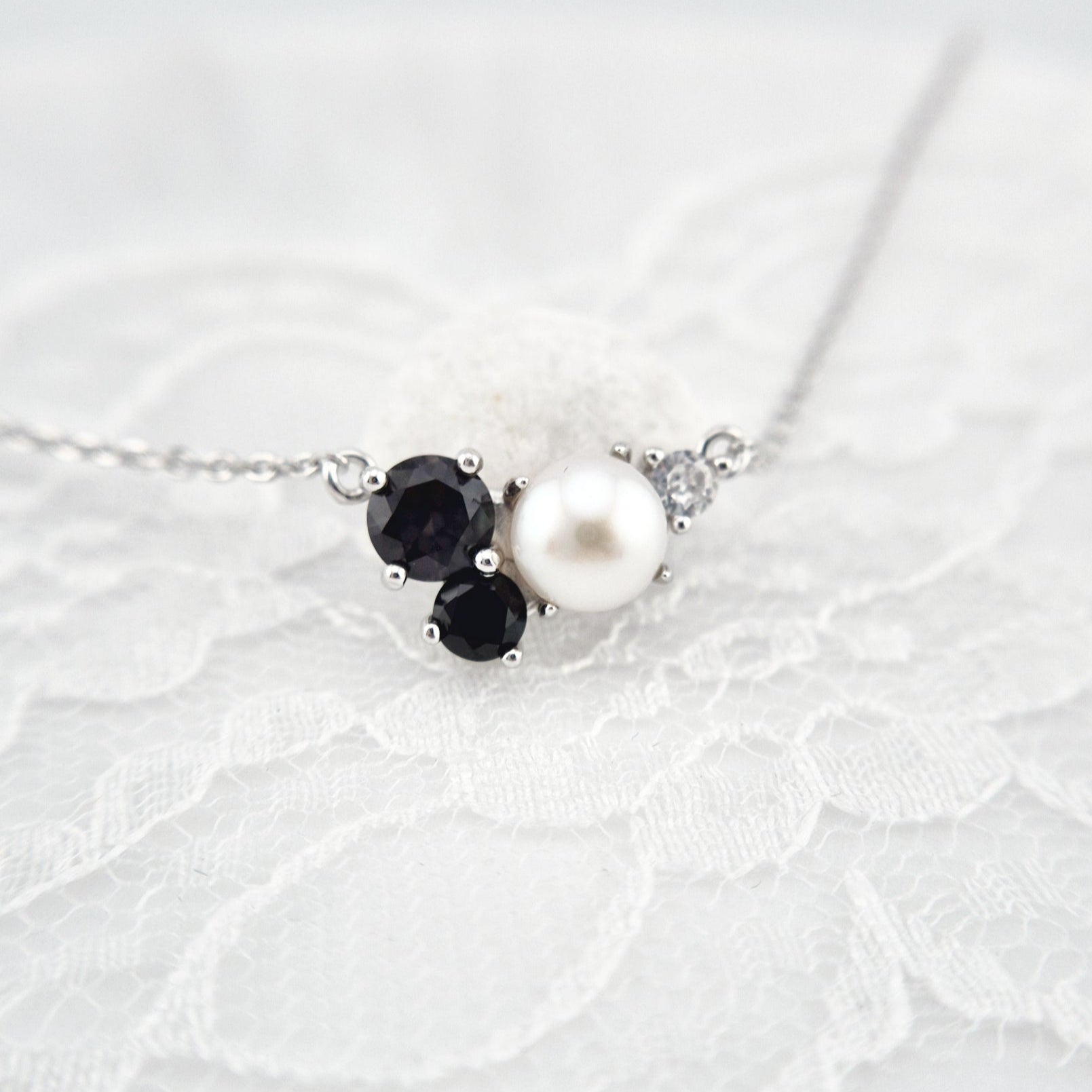 Perlen Kette, Pearl Necklace, Perlenkette Damen, Süsswasserperlen Halskette, silver necklace with pearl pendant, black and white pearl necklace, Silber Halskette, Halskette mit Anhänger, Halskette, Perlenhalskette, Perlen Halskette, Damenkette, SIlberkette, Necklace, collier, collana, Schmuck, Jewelry, Jewellery, bijou, bijoux, gioielli, Schmuck Schweiz, Silberschmuck