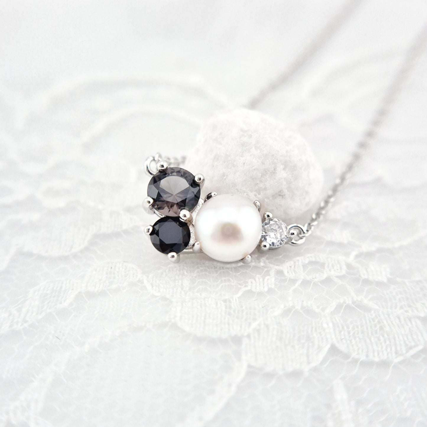 Perlen Kette, Pearl Necklace, Perlenkette Damen, Süsswasserperlen Halskette, silver necklace with pearl pendant, black and white pearl necklace, Silber Halskette, Halskette mit Anhänger, Halskette, Perlenhalskette, Perlen Halskette, Damenkette, SIlberkette, Necklace, collier, collana, Schmuck, Jewelry, Jewellery, bijou, bijoux, gioielli, Schmuck Schweiz, Silberschmuck