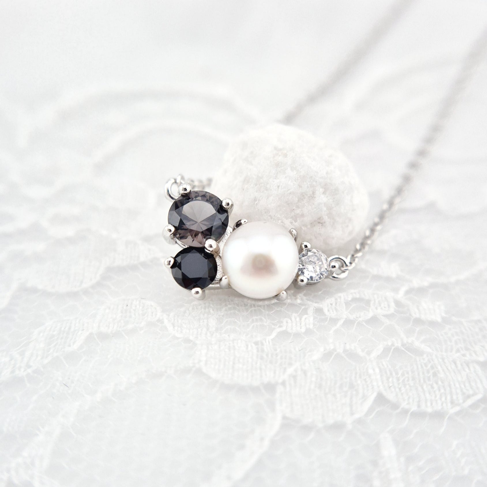 Perlen Kette, Pearl Necklace, Perlenkette Damen, Süsswasserperlen Halskette, silver necklace with pearl pendant, black and white pearl necklace, Silber Halskette, Halskette mit Anhänger, Halskette, Perlenhalskette, Perlen Halskette, Damenkette, SIlberkette, Necklace, collier, collana, Schmuck, Jewelry, Jewellery, bijou, bijoux, gioielli, Schmuck Schweiz, Silberschmuck