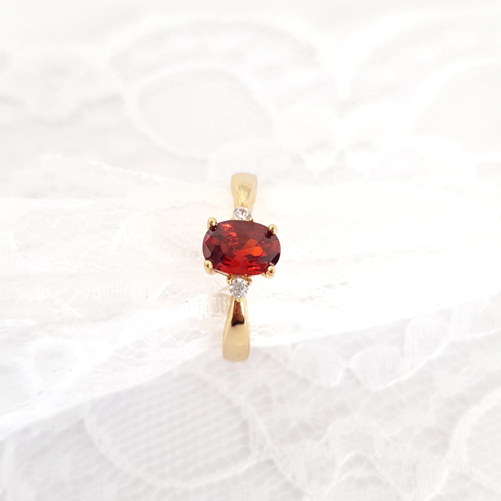Roter Granat Ring, red garnet Ring, roter Ring, gold Ring, Damenring, Fingerring, goldener Ring, Granat Ring, Garnet Ring, ring for women, ring gift, ring jewelry, red ring, red stone ring, eleganter roter Granat Ring mit ovalem geschliffenen Stein in Krappenfassung mit weissen Zirkon Steinchen vergoldet