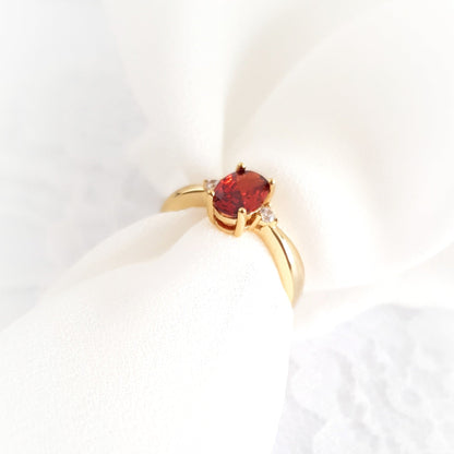 Roter Granat Ring, red garnet Ring, roter Ring, gold Ring, Damenring, Fingerring, goldener Ring, Granat Ring, Garnet Ring, ring for women, ring gift, ring jewelry, red ring, red stone ring, eleganter roter Granat Ring mit ovalem geschliffenen Stein in Krappenfassung mit weissen Zirkon Steinchen vergoldet