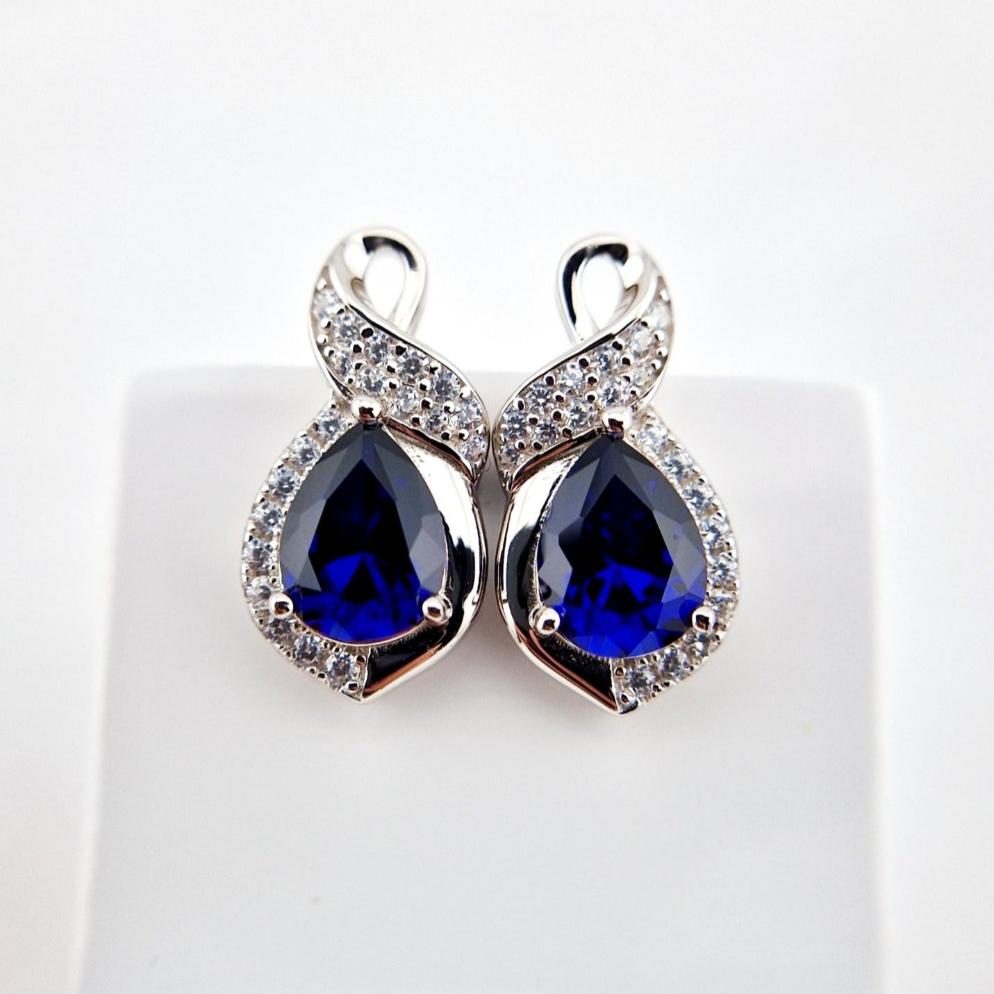 Saphir Ohrringe, Sapphire Earrings, Saphir Ohrstecker mit blauem Edelstein, Edelstein Ohrringe, Silber Ohrringe, Saphir Schmuck, Blau Saphir, royal blue sapphire earrings, stud earrings, Ohrstecker, Ohrringe, boucles, puces, boucles doreilles, orecchini, Schmuck, Jewelry, Jewellery, bijou, gioielli, Damenohrringe, Silberschmuck
