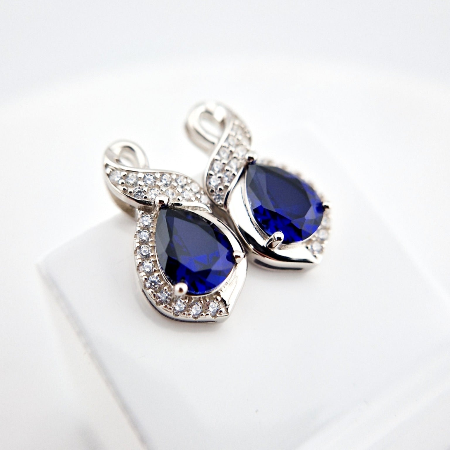 Saphir Ohrringe, Sapphire Earrings, Saphir Ohrstecker mit blauem Edelstein, Edelstein Ohrringe, Silber Ohrringe, Saphir Schmuck, Blau Saphir, royal blue sapphire earrings, stud earrings, Ohrstecker, Ohrringe, boucles, puces, boucles doreilles, orecchini, Schmuck, Jewelry, Jewellery, bijou, gioielli, Damenohrringe, Silberschmuck
