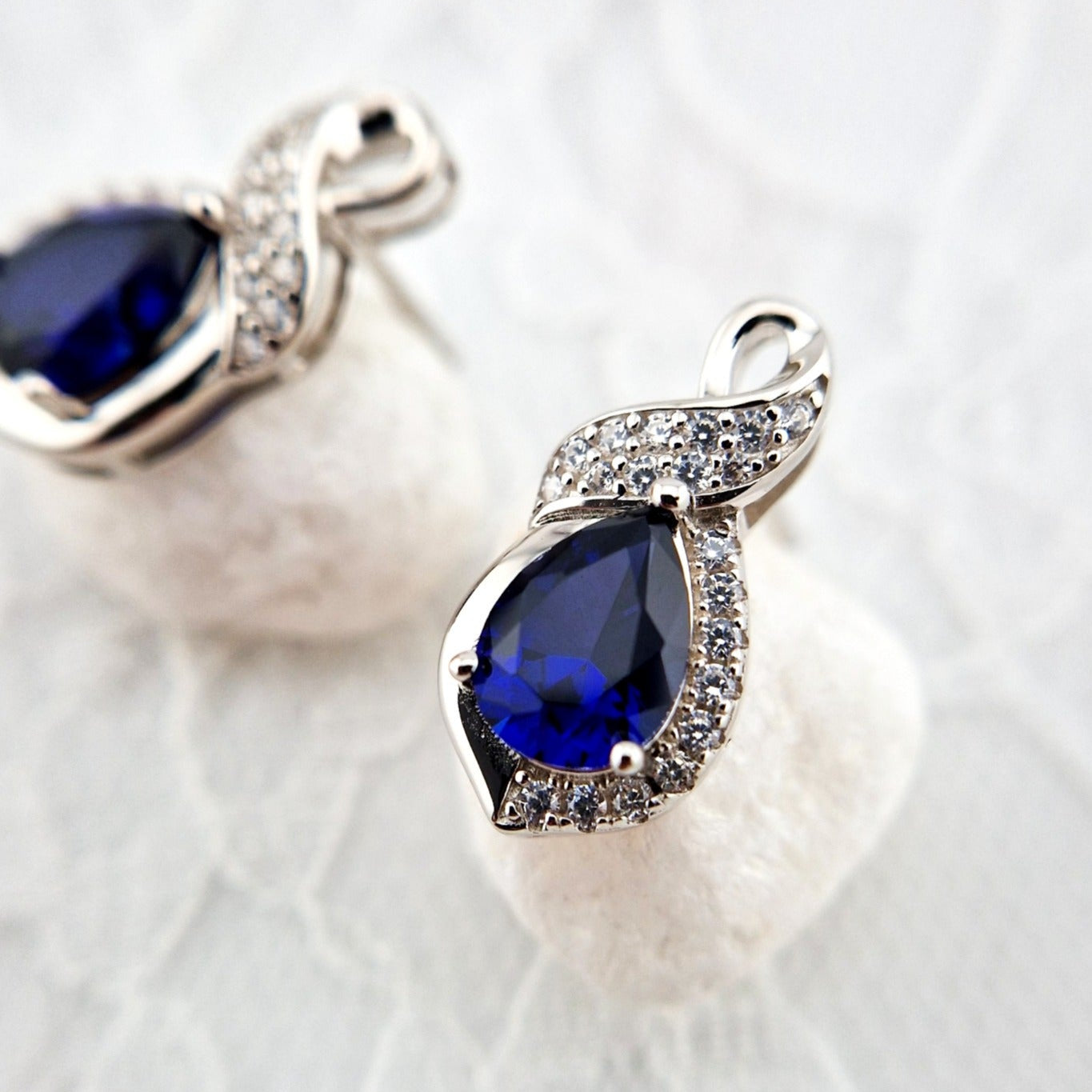 Saphir Ohrringe, Sapphire Earrings, Saphir Ohrstecker mit blauem Edelstein, Edelstein Ohrringe, Silber Ohrringe, Saphir Schmuck, Blau Saphir, royal blue sapphire earrings, stud earrings, Ohrstecker, Ohrringe, boucles, puces, boucles doreilles, orecchini, Schmuck, Jewelry, Jewellery, bijou, gioielli, Damenohrringe, Silberschmuck