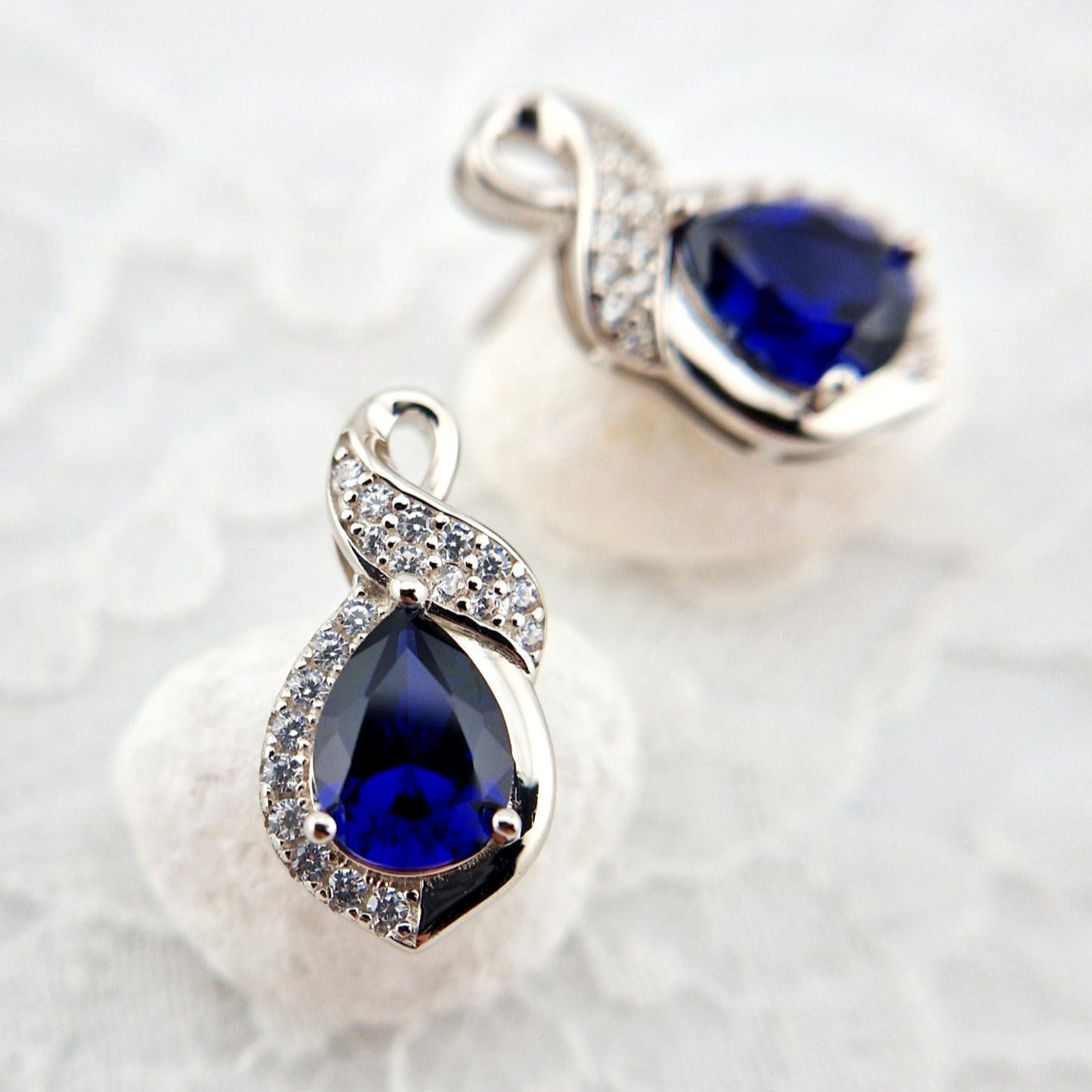 Saphir Ohrringe, Sapphire Earrings, Saphir Ohrstecker mit blauem Edelstein, Edelstein Ohrringe, Silber Ohrringe, Saphir Schmuck, Blau Saphir, royal blue sapphire earrings, stud earrings, Ohrstecker, Ohrringe, boucles, puces, boucles doreilles, orecchini, Schmuck, Jewelry, Jewellery, bijou, gioielli, Damenohrringe, Silberschmuck