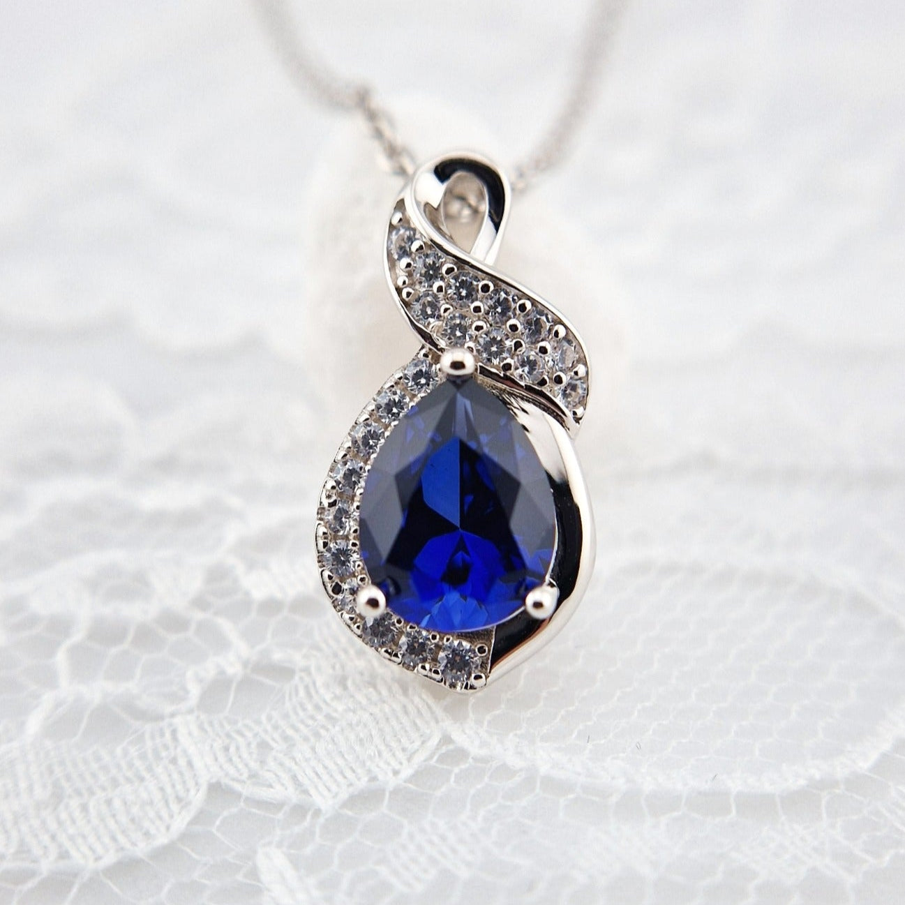 Saphir Halskette, Saphir Kette, Sapphire Necklace, Königsblauer Saphir, Royal Blue Sapphire, Silber Kette mit Saphir Anhänger, Edelstein Kette, sapphire pendant necklace, Blaue Saphir Kette, blau Saphir Halskette, Halskette, necklace, collier, collana, schmuck, jewelry, jewellery, gioielli, bijoux, something blue necklace, etwas blaues, qualcosa di blu, quelque chose de bleu