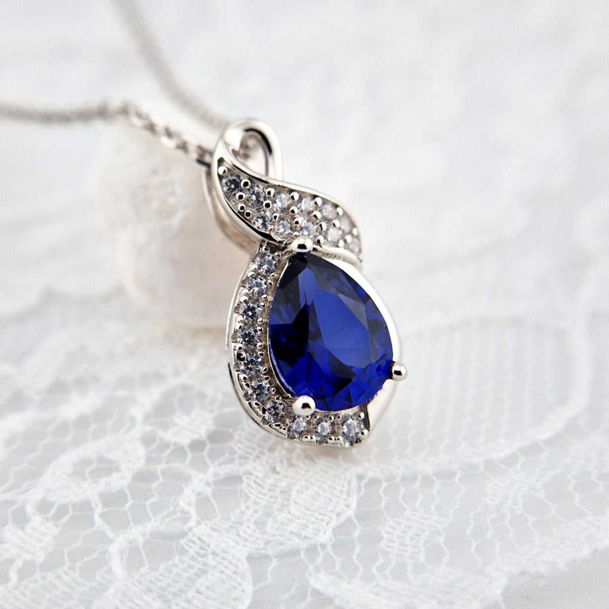Saphir Halskette, Saphir Kette, Sapphire Necklace, Königsblauer Saphir, Royal Blue Sapphire, Silber Kette mit Saphir Anhänger, Edelstein Kette, sapphire pendant necklace, Blaue Saphir Kette, blau Saphir Halskette, Halskette, necklace, collier, collana, schmuck, jewelry, jewellery, gioielli, bijoux, something blue necklace, etwas blaues, qualcosa di blu, quelque chose de bleu