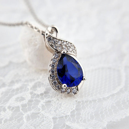 Saphir Halskette, Saphir Kette, Sapphire Necklace, Königsblauer Saphir, Royal Blue Sapphire, Silber Kette mit Saphir Anhänger, Edelstein Kette, sapphire pendant necklace, Blaue Saphir Kette, blau Saphir Halskette, Halskette, necklace, collier, collana, schmuck, jewelry, jewellery, gioielli, bijoux, something blue necklace, etwas blaues, qualcosa di blu, quelque chose de bleu