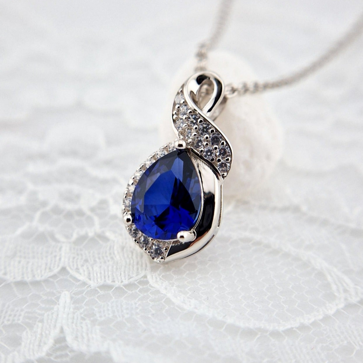Saphir Halskette, Saphir Kette, Sapphire Necklace, Königsblauer Saphir, Royal Blue Sapphire, Silber Kette mit Saphir Anhänger, Edelstein Kette, sapphire pendant necklace, Blaue Saphir Kette, blau Saphir Halskette, Halskette, necklace, collier, collana, schmuck, jewelry, jewellery, gioielli, bijoux, something blue necklace, etwas blaues, qualcosa di blu, quelque chose de bleu