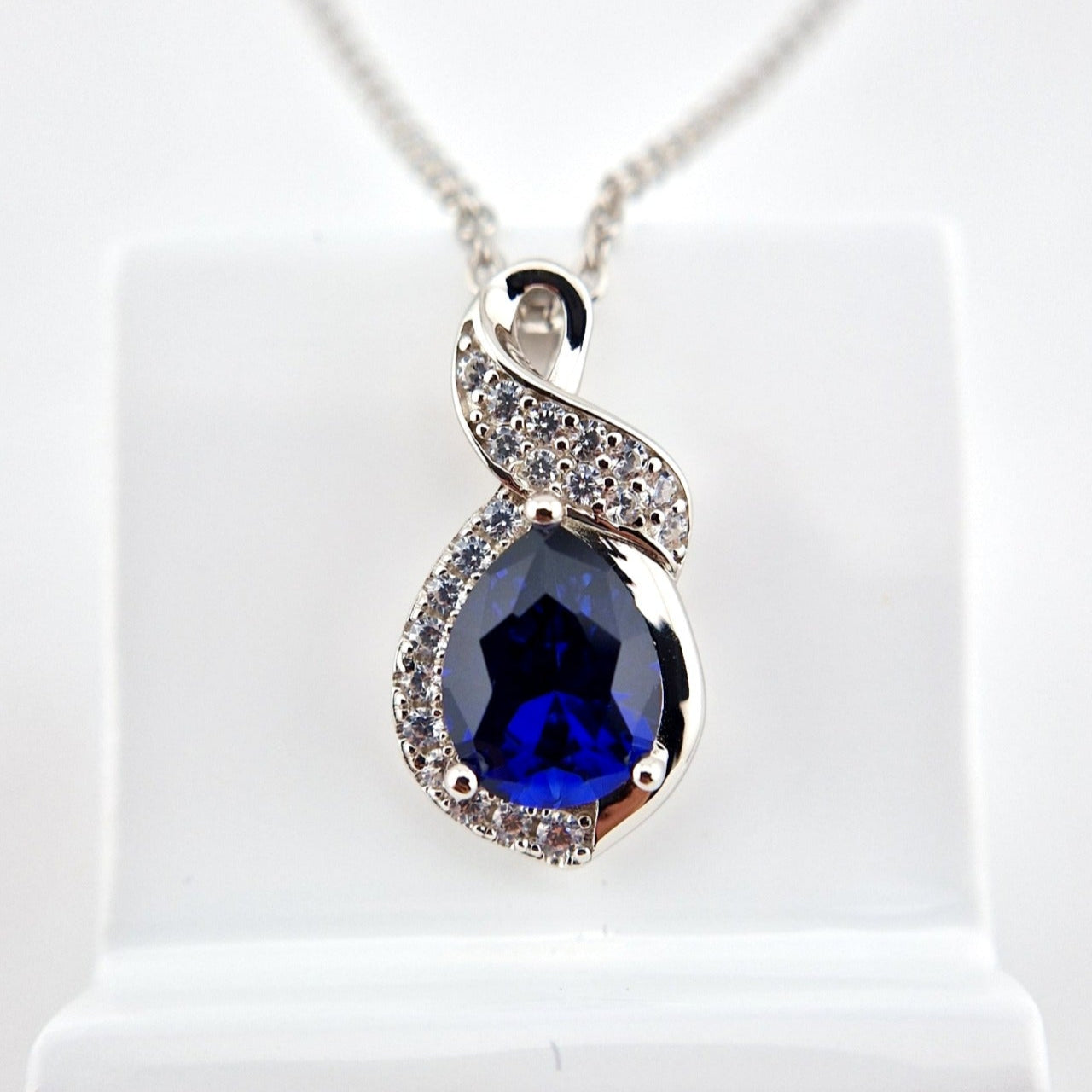 Saphir Halskette, Saphir Kette, Sapphire Necklace, Königsblauer Saphir, Royal Blue Sapphire, Silber Kette mit Saphir Anhänger, Edelstein Kette, sapphire pendant necklace, Blaue Saphir Kette, blau Saphir Halskette, Halskette, necklace, collier, collana, schmuck, jewelry, jewellery, gioielli, bijoux, something blue necklace, etwas blaues, qualcosa di blu, quelque chose de bleu

 