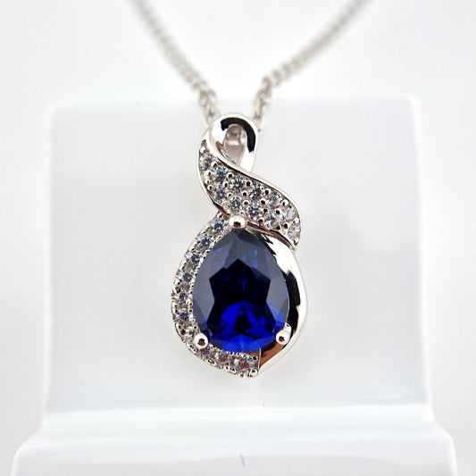 Saphir Halskette, Saphir Kette, Sapphire Necklace, Königsblauer Saphir, Royal Blue Sapphire, Silber Kette mit Saphir Anhänger, Edelstein Kette, sapphire pendant necklace, Blaue Saphir Kette, blau Saphir Halskette, Halskette, necklace, collier, collana, schmuck, jewelry, jewellery, gioielli, bijoux, something blue necklace, etwas blaues, qualcosa di blu, quelque chose de bleu

 
