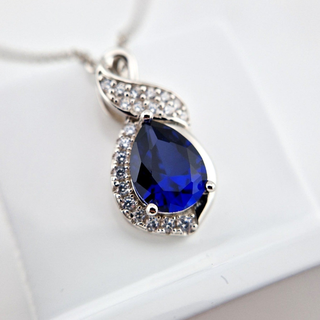 Saphir Halskette, Saphir Kette, Sapphire Necklace, Königsblauer Saphir, Royal Blue Sapphire, Silber Kette mit Saphir Anhänger, Edelstein Kette, sapphire pendant necklace, Blaue Saphir Kette, blau Saphir Halskette, Halskette, necklace, collier, collana, schmuck, jewelry, jewellery, gioielli, bijoux, something blue necklace, etwas blaues, qualcosa di blu, quelque chose de bleu