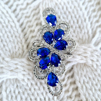 Brooch Royal Blue, Royal blue brooch, Blaue Brosche, broche bleue, Silber Brosche mit blauen Diamant Imitaten, Silver brooch with blue diamond imitation, cubic zirconia brooch, Cubic Zirkonia Brosche, broche royal bleue, bridal brooch, etwas blaues, something blue brooch, elegante Brosche, elegant brooch