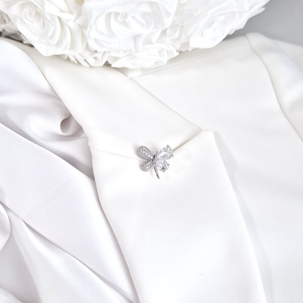 Schmetterling Pin, Pin, Butterfly pin, Kleine silberne Schmetterling Brosche mit funkelnden Diamant-Imitaten aus rhodiniertem Kupfer, 2 x 1,8 cm, liebevolles Geschenk für Frauen
