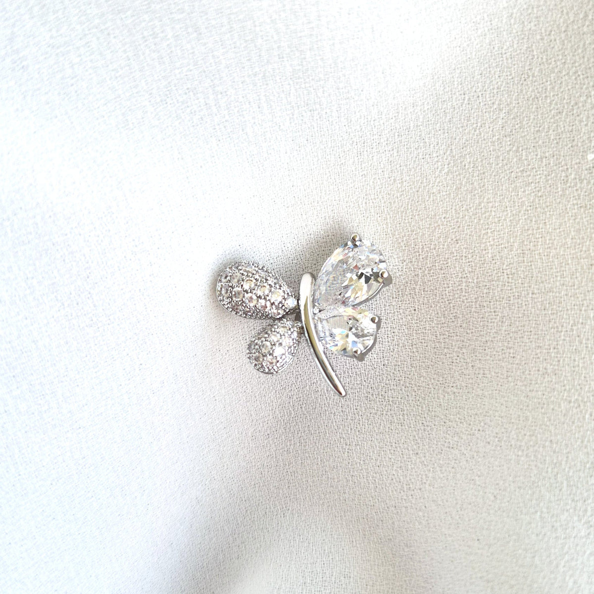 Schmetterling Pin, Pin, Butterfly pin, Kleine silberne Schmetterling Brosche mit funkelnden Diamant-Imitaten aus rhodiniertem Kupfer, 2 x 1,8 cm, liebevolles Geschenk für Frauen