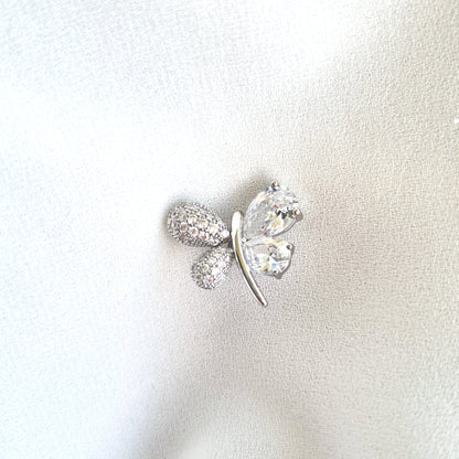 Schmetterling Pin, Pin, Butterfly pin, Kleine silberne Schmetterling Brosche mit funkelnden Diamant-Imitaten aus rhodiniertem Kupfer, 2 x 1,8 cm, liebevolles Geschenk für Frauen