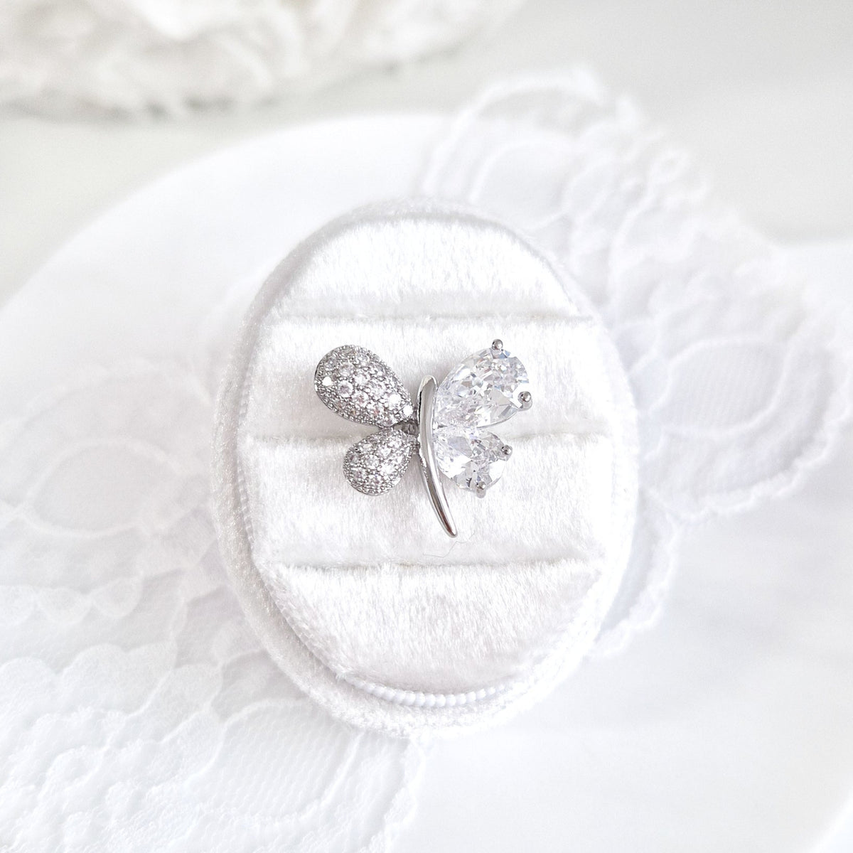 Schmetterling Pin, Pin, Butterfly pin, Kleine silberne Schmetterling Brosche mit funkelnden Diamant-Imitaten aus rhodiniertem Kupfer, 2 x 1,8 cm, liebevolles Geschenk für Frauen