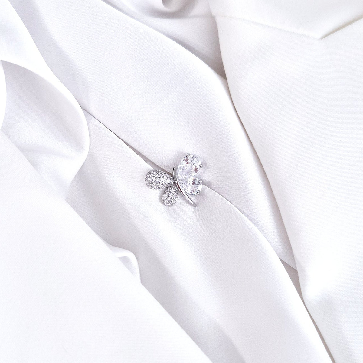 Schmetterling Pin, Pin, Butterfly pin, Kleine silberne Schmetterling Brosche mit funkelnden Diamant-Imitaten aus rhodiniertem Kupfer, 2 x 1,8 cm, liebevolles Geschenk für Frauen