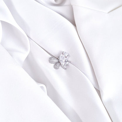 Schmetterling Pin, Pin, Butterfly pin, Kleine silberne Schmetterling Brosche mit funkelnden Diamant-Imitaten aus rhodiniertem Kupfer, 2 x 1,8 cm, liebevolles Geschenk für Frauen