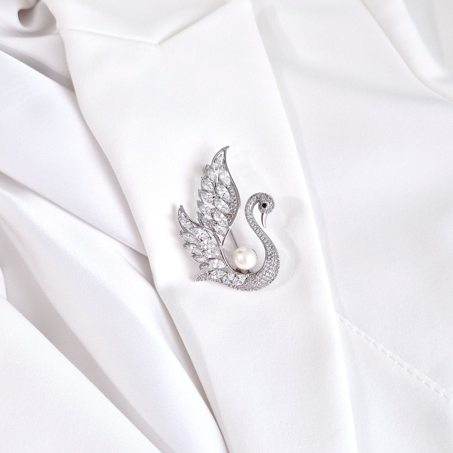 Silberne Schwanbrosche mit weißer Schwan Brosche, Swan Brooch, broche, spilla, Süßwasserperle und funkelnden Zirkonia-Steinen auf rhodiniertem Kupfer