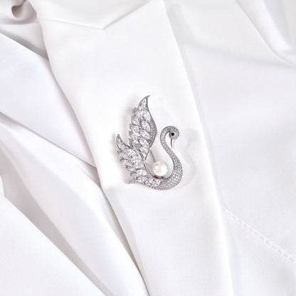 Silberne Schwanbrosche mit weißer Schwan Brosche, Swan Brooch, broche, spilla, Süßwasserperle und funkelnden Zirkonia-Steinen auf rhodiniertem Kupfer