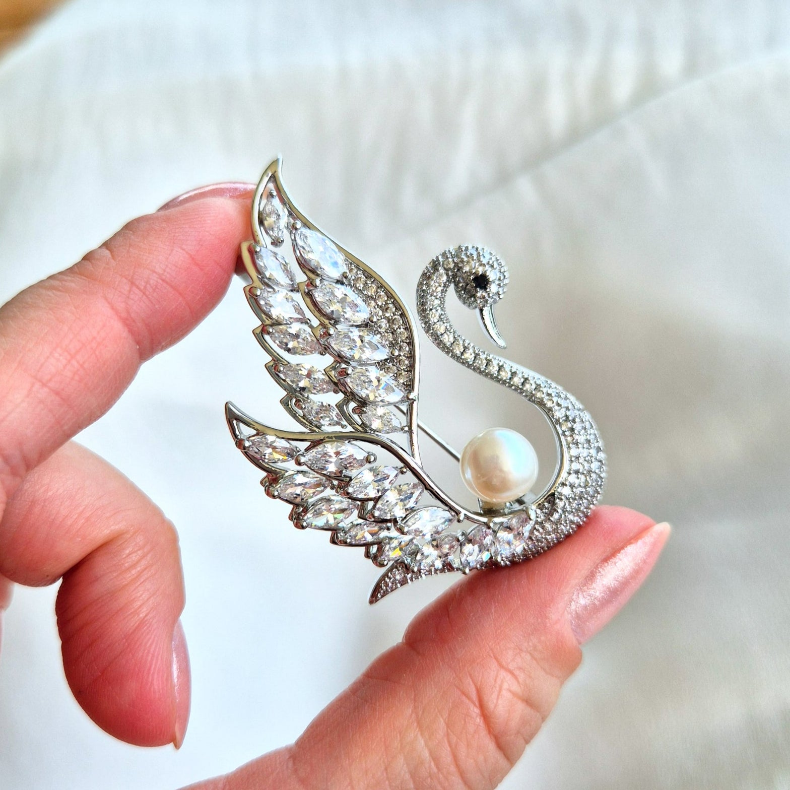 Silberne Schwanbrosche mit weißer Schwan Brosche, Swan Brooch, broche, spilla, Süßwasserperle und funkelnden Zirkonia-Steinen auf rhodiniertem Kupfer