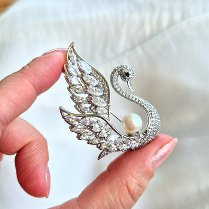 Silberne Schwanbrosche mit weißer Schwan Brosche, Swan Brooch, broche, spilla, Süßwasserperle und funkelnden Zirkonia-Steinen auf rhodiniertem Kupfer