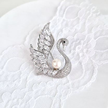 Silberne Schwanbrosche mit weißer Schwan Brosche, Swan Brooch, broche, spilla, Süßwasserperle und funkelnden Zirkonia-Steinen auf rhodiniertem Kupfer