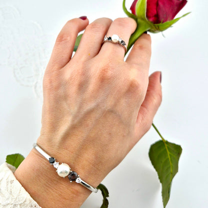 Pearl bangle, pearl bracelet, Perlen Armreif, Silber Armreif, Schmuck Schweiz, Grey pearl bracelet, black pearl bracelet, white pearl bracelet, elegant jewelry shop, swiss jewelry shop, Edelstein Schmuck Schweiz, Silver Bangle, Silver bracelet, Armreif, Bangle