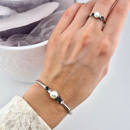 Pearl bangle, pearl bracelet, Perlen Armreif, Silber Armreif, Schmuck Schweiz, Grey pearl bracelet, black pearl bracelet, white pearl bracelet, elegant jewelry shop, swiss jewelry shop, Edelstein Schmuck Schweiz, Silver Bangle, Silver bracelet, Armreif, Bangle