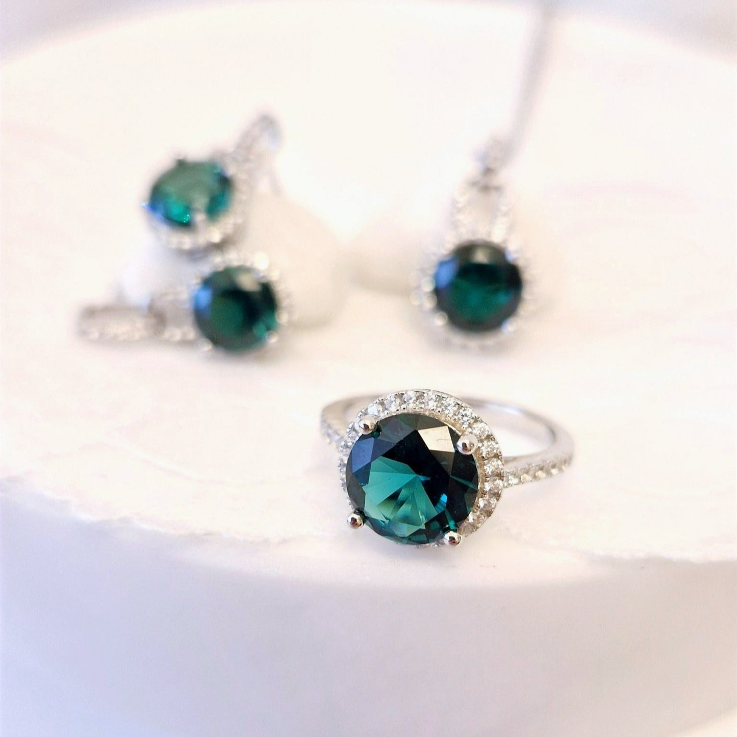Smaragd Schmuckset, Emerald jewelry set, Smaragd hrringe, Smaragd Ring, Smaragd Halskette, maragd Kette, grüner Smaragd Schmuck, Emerald necklace, Emerald pendant jewelry, Emerald Ring, Emerald Earrings, Silber Schmuckset, silver jewelry set, grüner Ring, green ring, halo ring