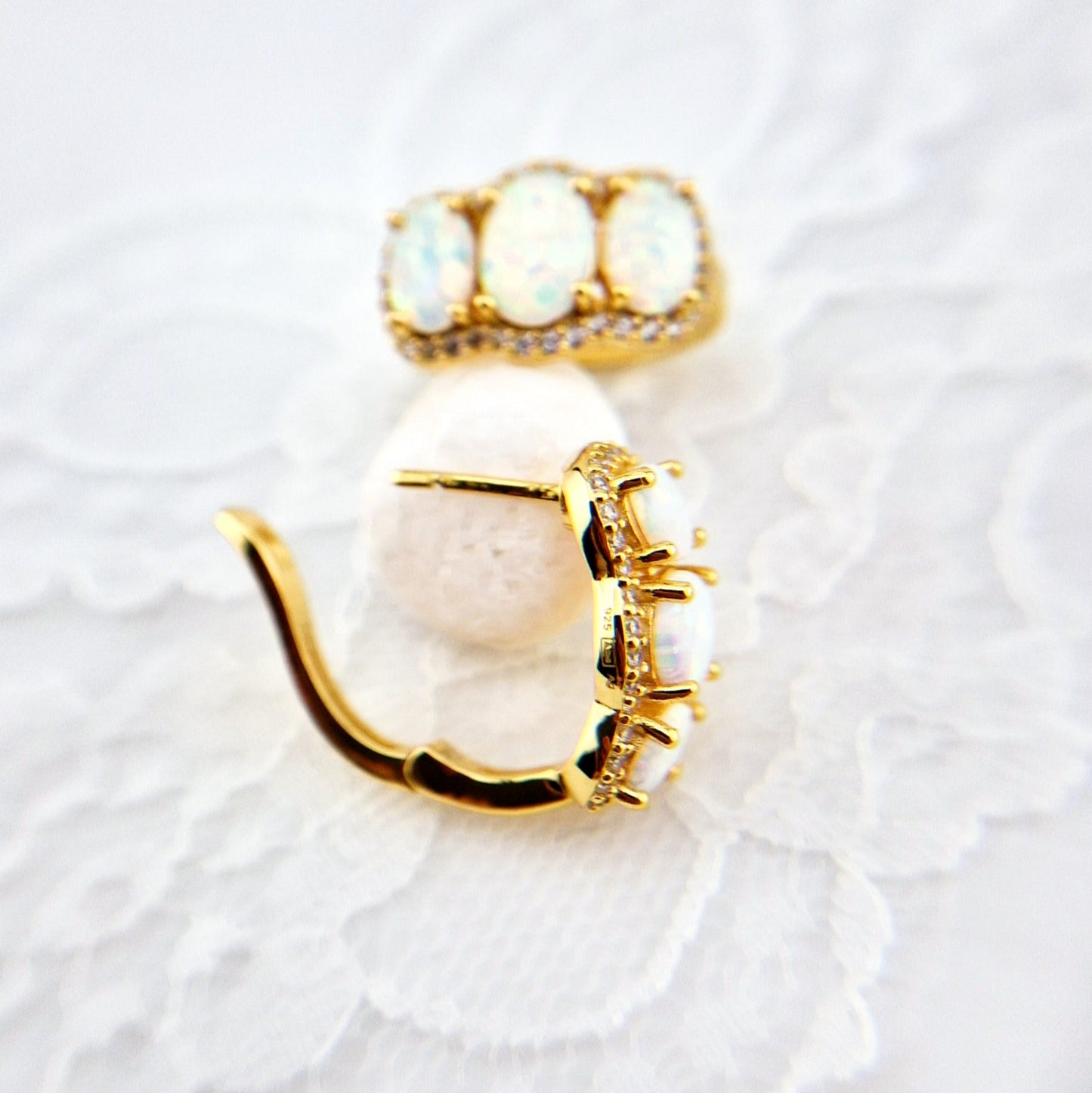 Opal Ohrringe, White Opal earrings, Opal Earrings, Weiss Opal Ohrringe, Creolen, hoop earrings, goldene Ohrringe, Ohrringe mit weissen Steinen, golden Earrings, earrings with white stones, earrings, Ohrringe, boucles doreilles, orecchini, opale, bouples, earrings, hoop earrings, hoops, creolen, creoles